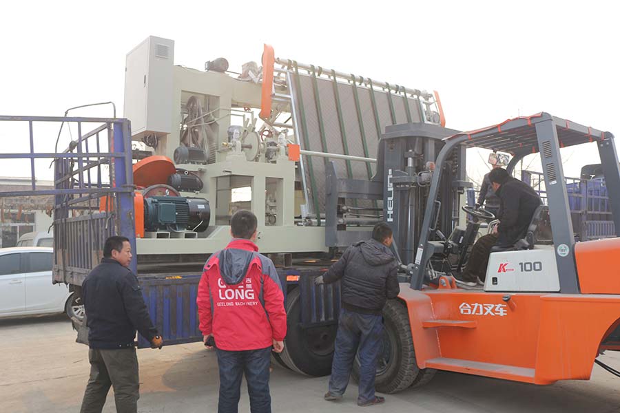 Spindle peeling machine and veneer clipper machine exported to Cambodia