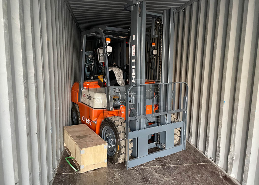 China GEELONG exported heavy duty 5ft veneer peeling machine and 3T HELI brand forklift to Indonesia