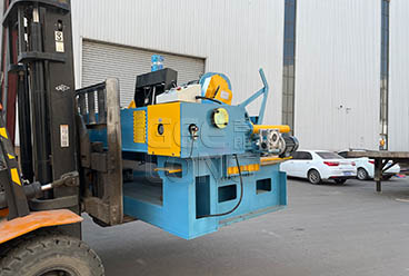 China GEELONG exported heavy duty 5ft veneer peeling machine and 3T HELI brand forklift to Indonesia