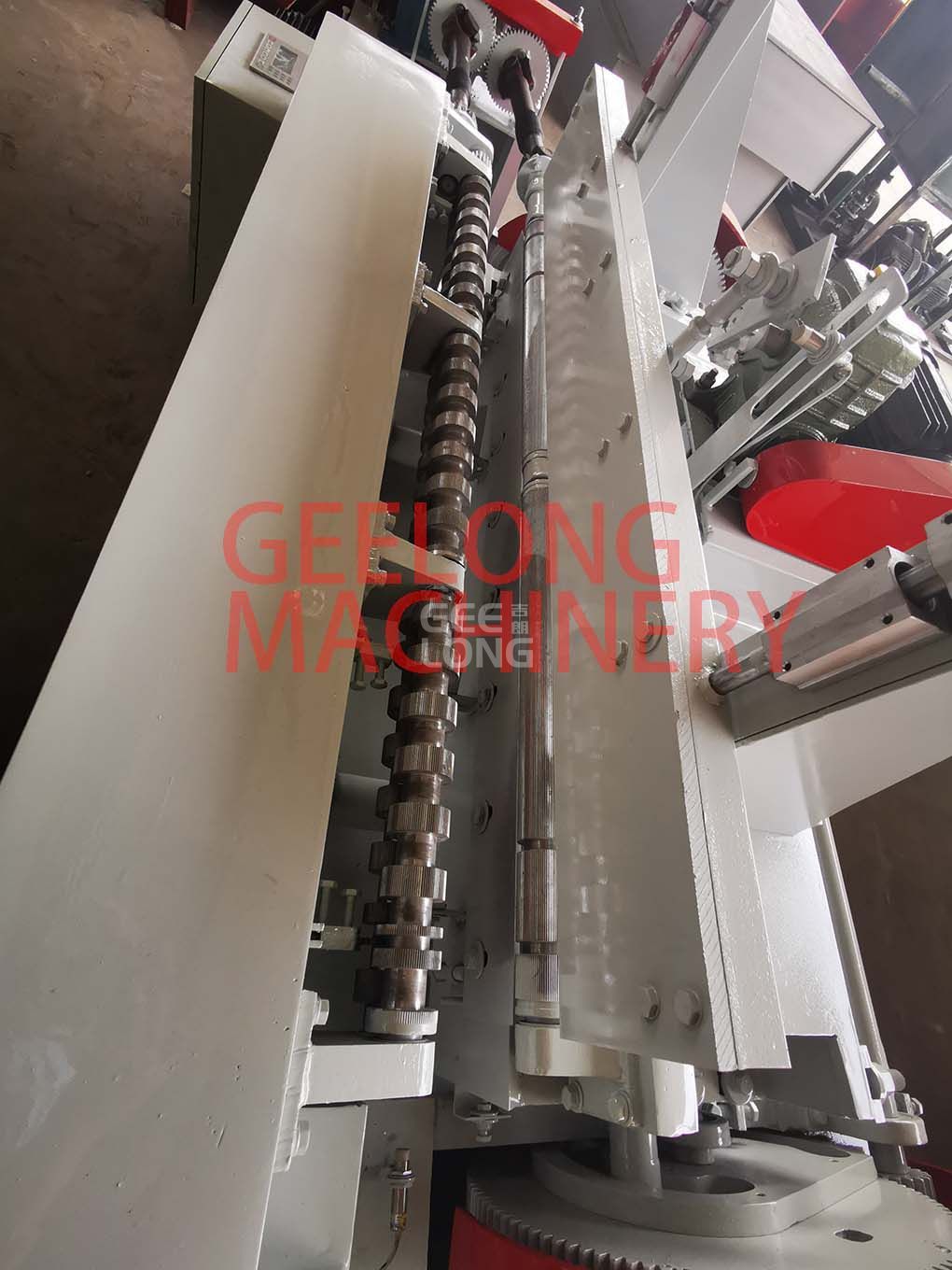 Mini spindleless veneer peeling machine