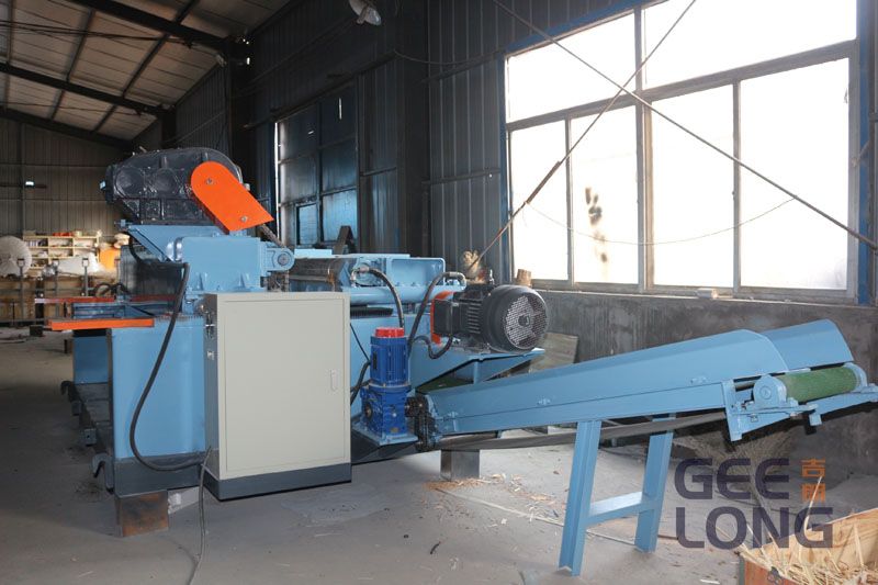 China GEELONG 4ft wood log debarking machine with bark crusher